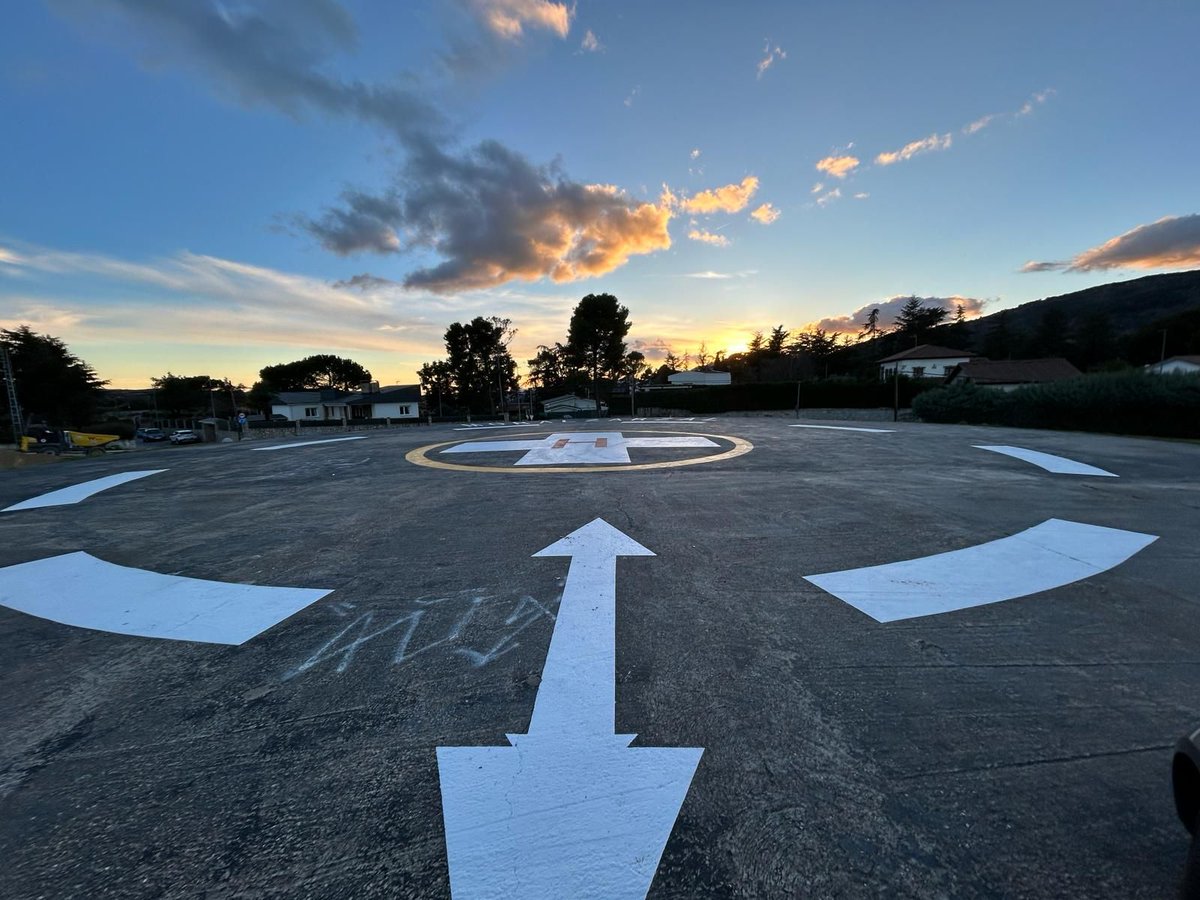 Moralzarzal's tweet image. La Concejalía de Redes y Servicios de #Moralzarzal ha realizado actuaciones de adecuación del #helipuerto de nuestra #localidad. Se ha repintado y restablecimiento de la #baliza.