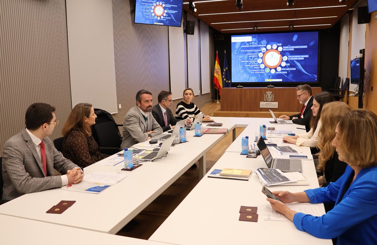 justiciagob's tweet image. Hoy ha visitado @justiciagob una delegación de los Premios #EPSA para conocer las iniciativas sobre transformación digital en materia de Justicia llevadas a cabo por el ministerio.

El SEJ, @Manuel_Olmedo ha estado presente en esta visita.👇