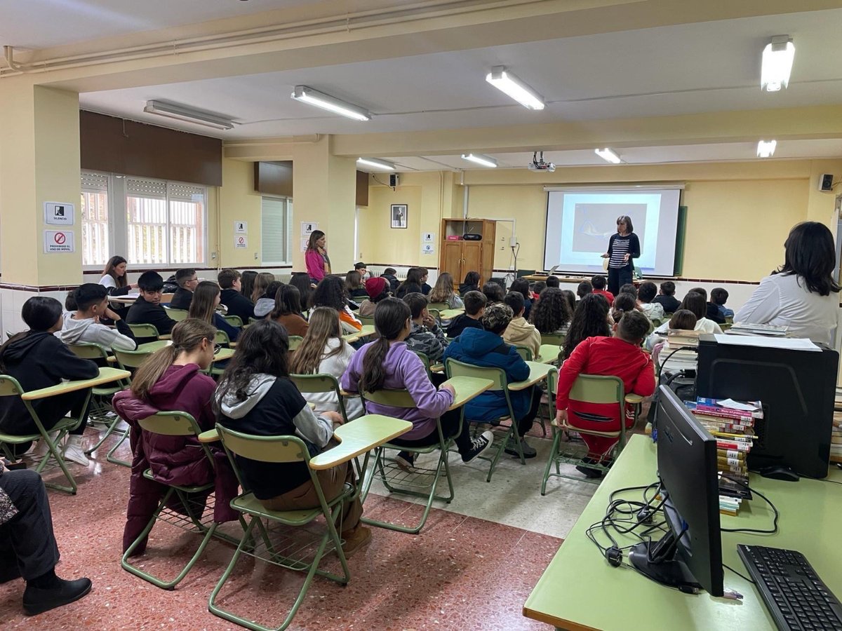 trevenqueies's tweet photo. Nuestro alumnado de 1ºESO, para celebrar el día de la mujer y la niña en la ciencia, asistió a la conferencia "La Geometría que nos rodea", impartida por la profesora de la UGR  Dña Magdalena Rodríguez. Hoy han visto las pompas de jabón desde el punto de vista de las matemáticas. https://t.co/br4mDplA5f