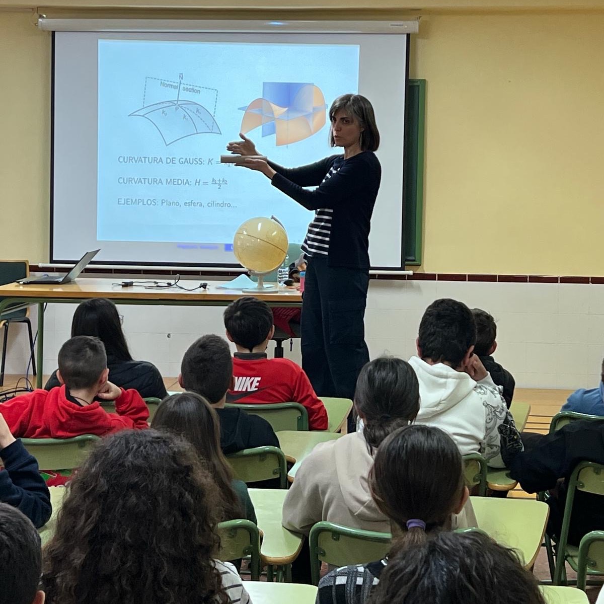 trevenqueies's tweet photo. Nuestro alumnado de 1ºESO, para celebrar el día de la mujer y la niña en la ciencia, asistió a la conferencia "La Geometría que nos rodea", impartida por la profesora de la UGR  Dña Magdalena Rodríguez. Hoy han visto las pompas de jabón desde el punto de vista de las matemáticas. https://t.co/br4mDplA5f