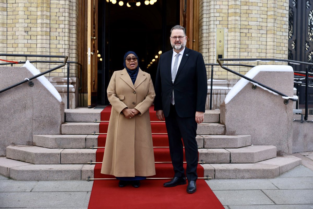 Presidenten i Tanzania, Samia Suluhu Hassan, besøkte i dag Stortinget. Høflighetsvisitten på Stortinget er en del av presidentens program under statsbesøket til Norge. Hun ble tatt imot av første visepresident, Svein Harberg.