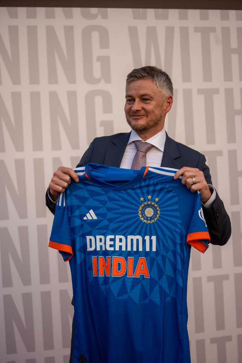 TilakS710's tweet image. Ole is Red through and through, but for this one moment- the Blue suited him too! 

He was so excited to tell me that his daughter loves wearing different kits while playing football in Kristiansund and that she will be sporting the Indian Blue once he&apos;s back! 
#OleInIndia