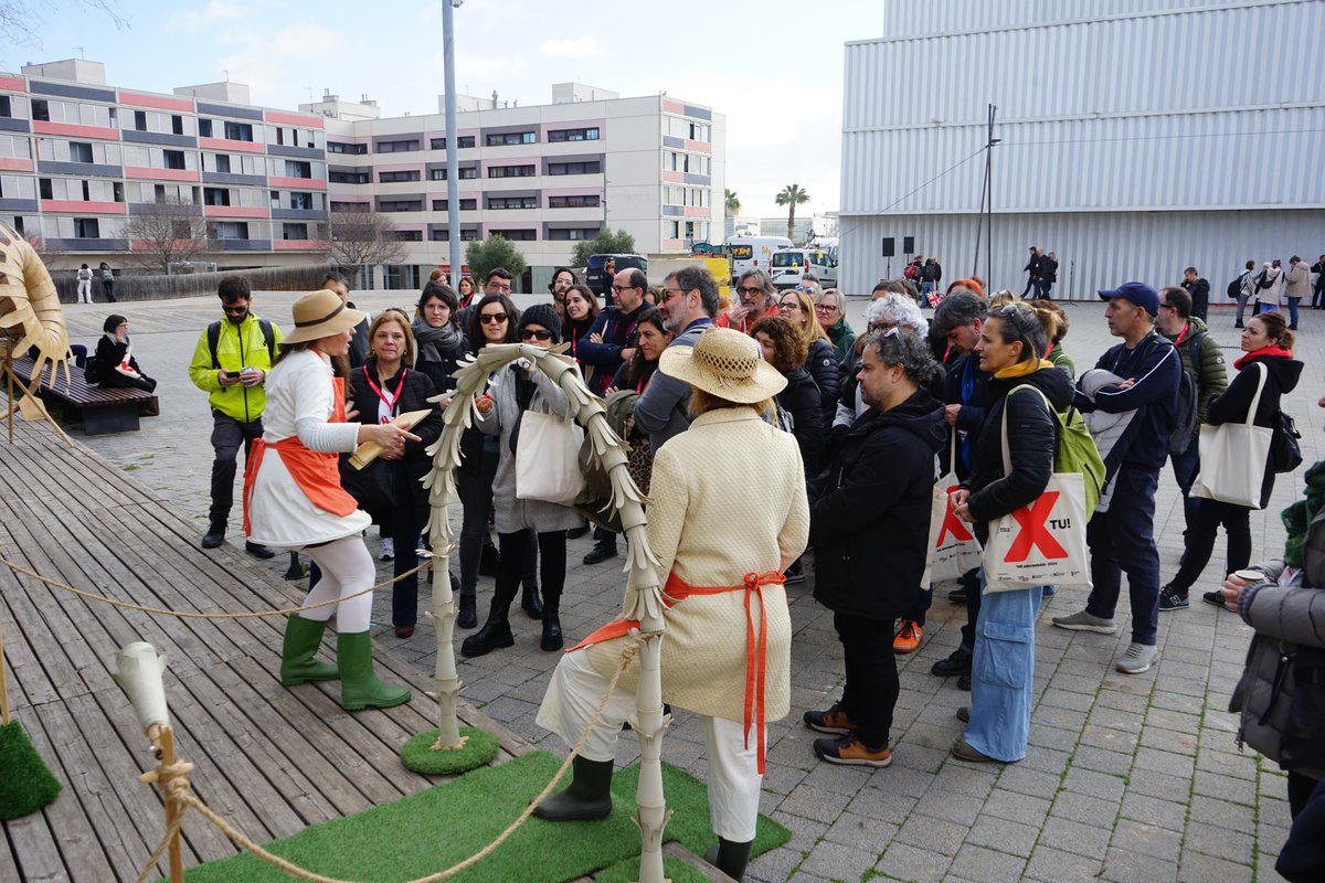💡L’objectiu d’<a href="/espaidecarrer/">Espai de Carrer</a> és fomentar la contractació d’espectacles i connectar les companyies, el personal tècnic municipal i els professionals de la programació.

👥 Fins ara, hi han participat quasi 1400 professionals i s’han contractat més de 400 actuacions.