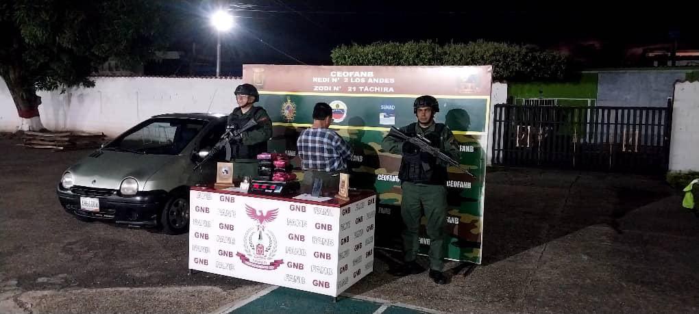 dhernandezlarez's tweet photo. Efectivos de la #FANB en el P.A.C. El Carira, mediante labores de revisión de vehículos y personas, efectuaron la aprehensión de un ciudadano identificado como Luís Alberto Contreras Duque, C.I.V-8.072.231, proveniente de la República de Colombia a quien se le incautó de manera oculta dentro de un compartimiento del tablero de un vehículo marca Renault, modelo twingo, color gris, placa AH660UA, nueve (09) envoltorios de Cocaína.

Venezuela es un Estado democrático de derecho y de justicia, en el cual se lucha a diario contra el tráfico ilegal de sustancias psicotrópicas y estupefacientes. Estas no son costumbres venezolanas, ni sembramos ni consumimos y no permitiremos su implantación en territorio nacional. Procedimiento a orden del Ministerio Público. 
Para nosotros la patria es primero !

#IntegrarEsVencer