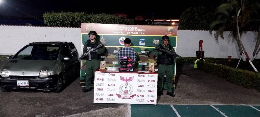 dhernandezlarez's tweet photo. Efectivos de la #FANB en el P.A.C. El Carira, mediante labores de revisión de vehículos y personas, efectuaron la aprehensión de un ciudadano identificado como Luís Alberto Contreras Duque, C.I.V-8.072.231, proveniente de la República de Colombia a quien se le incautó de manera oculta dentro de un compartimiento del tablero de un vehículo marca Renault, modelo twingo, color gris, placa AH660UA, nueve (09) envoltorios de Cocaína.

Venezuela es un Estado democrático de derecho y de justicia, en el cual se lucha a diario contra el tráfico ilegal de sustancias psicotrópicas y estupefacientes. Estas no son costumbres venezolanas, ni sembramos ni consumimos y no permitiremos su implantación en territorio nacional. Procedimiento a orden del Ministerio Público. 
Para nosotros la patria es primero !

#IntegrarEsVencer