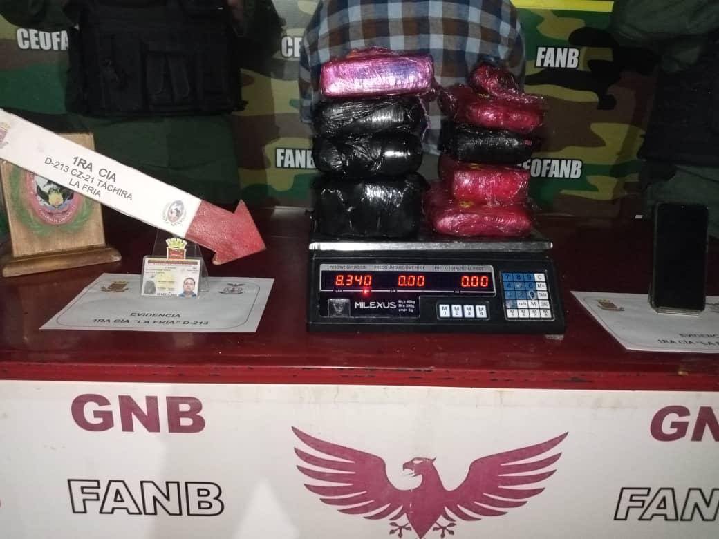 Efectivos de la #FANB en el P.A.C. El Carira, mediante labores de revisión de vehículos y personas, efectuaron la aprehensión de un ciudadano identificado como Luís Alberto Contreras Duque, C.I.V-8.072.231, proveniente de la República de Colombia a quien se le incautó de manera