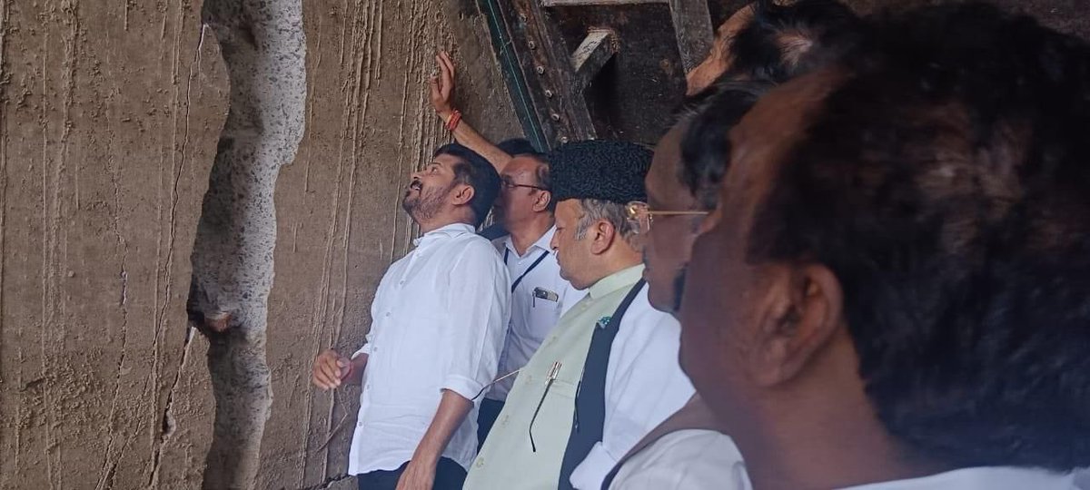 revanth_anumula's tweet photo. మేడిగడ్డకు ఎందుకుపోయారు…? ఏముంది అక్కడ బొందల గడ్డనా…!? అని కల్వకుంట్ల చంద్రశేఖరరావు ఆక్రోశం వెళ్లగక్కుతున్నాడు. 

నిజమే… కేసీఆర్ ధనదాహంతో లక్ష కోట్లు గుమ్మరించి కట్టిన ప్రాజెక్టు ఇవ్వాళ బొందలగడ్డగా మారింది. 

తొమ్మిదిన్నరేళ్ల క్రితం తెలంగాణను పచ్చగ చేస్తానని కల్లబొల్లి మాటలు చెప్పి, కాంగ్రెస్ ప్రారంభించిన డాక్టర్ బీఆర్ అంబేద్కర్ ప్రాణహిత - చేవేళ్ల డిజైన్లు మార్చి… కాళేశ్వరం పేరుతో కమీషన్లు బొక్కి కేసీఆర్ సృష్టించిన విధ్వంసం ఇవ్వాళ మేడిగడ్డ రూపంలో కళ్లముందు కనిపిస��తోంది. 

కూలింది కాళేశ్వరం ప్రాజెక్టు కాదు… తెలంగాణ ప్రజల నమ్మకం. కుంగింది మేడిగడ్డ పిల్లర్లు కాదు నాలుగు కోట్ల ప్రజల ఆశలు. 

ఈ నేరానికి శిక్ష తప్పదు. ఈ ఘోరం కళ్లారా చూసి… తెలంగాణ సమాజానికి చూపించే ప్రయత్నమే…  సహచర మంత్రులు, శాసనసభ్యులతో కలిసి ఇవ్వాల్టి మేడిగడ్డ పర్యటన.