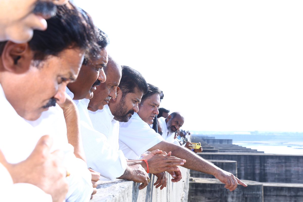 revanth_anumula's tweet photo. మేడిగడ్డకు ఎందుకుపోయారు…? ఏముంది అక్కడ బొందల గడ్డనా…!? అని కల్వకుంట్ల చంద్రశేఖరరావు ఆక్రోశం వెళ్లగక్కుతున్నాడు. 

నిజమే… కేసీఆర్ ధనదాహంతో లక్ష కోట్లు గుమ్మరించి కట్టిన ప్రాజెక్టు ఇవ్వాళ బొందలగడ్డగా మారింది. 

తొమ్మిదిన్నరేళ్ల క్రితం తెలంగాణను పచ్చగ చేస్తానని కల్లబొల్లి మాటలు చెప్పి, కాంగ్రెస్ ప్రారంభించిన డాక్టర్ బీఆర్ అంబేద్కర్ ప్రాణహిత - చేవేళ్ల డిజైన్లు మార్చి… కాళేశ్వరం పేరుతో కమీషన్లు బొక్కి కేసీఆర్ సృష్టించిన విధ్వంసం ఇవ్వాళ మేడిగడ్డ రూపంలో కళ్లముందు కనిపిస��తోంది. 

కూలింది కాళేశ్వరం ప్రాజెక్టు కాదు… తెలంగాణ ప్రజల నమ్మకం. కుంగింది మేడిగడ్డ పిల్లర్లు కాదు నాలుగు కోట్ల ప్రజల ఆశలు. 

ఈ నేరానికి శిక్ష తప్పదు. ఈ ఘోరం కళ్లారా చూసి… తెలంగాణ సమాజానికి చూపించే ప్రయత్నమే…  సహచర మంత్రులు, శాసనసభ్యులతో కలిసి ఇవ్వాల్టి మేడిగడ్డ పర్యటన.