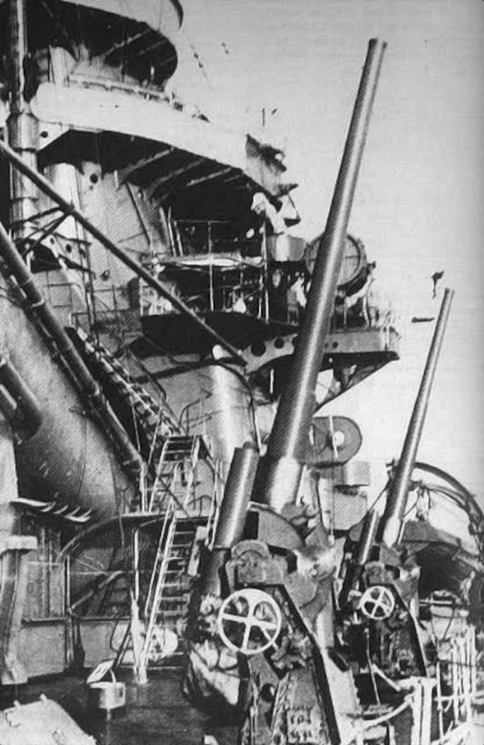 ＃日本海軍
那智艦上から撮影された10年式12cm高角砲、1922年に採用された本砲は単装砲架が古鷹型から高雄型までの全ての重巡洋艦に、連装砲架が赤城と加賀に搭載され、既に新型の12.7cm高角砲や長10cm高角砲が採用されていた太平洋戦争中も安易に量産が可能な事から2000門以上生産されました