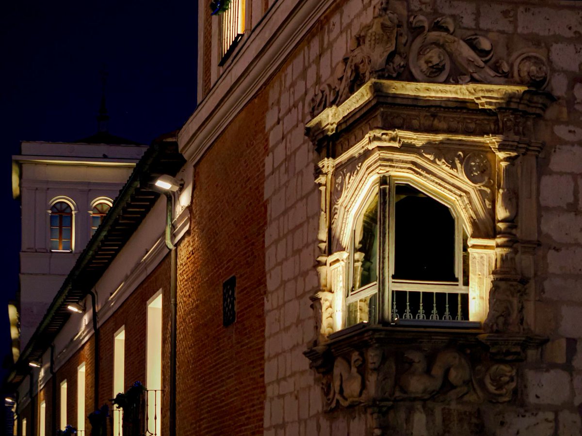 infoVLL's tweet photo. Todo el que pasa junto al palacio Pimentel suele fijar su mirada en la ventana encadenada de su planta baja. Pero si se levanta la vista, también se puede contemplar una de las ventanas más curiosas y bonitas de #Valladolid 👀❤️ https://t.co/TQOyNnUOg3