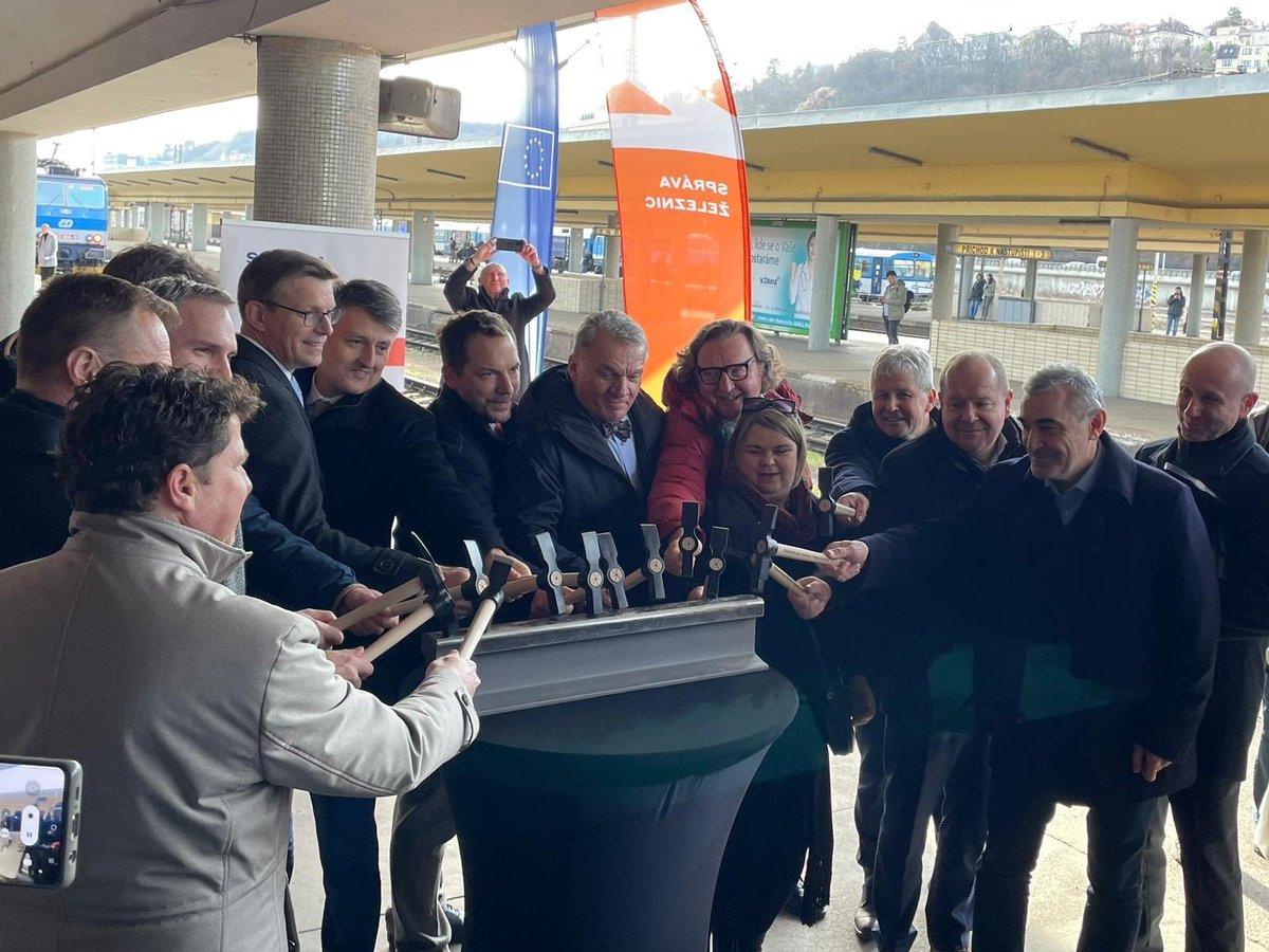 Velká přestavba je tady! Dnes jsme slavnostně zahájili stavební práce ve stanici Praha-Smíchov, které přinesou několik zásadních změn.

🏢 Nový vzhled. Během tří let získá stanice moderní podobu. Cestujícím nabídne přívětivé prostředí odpovídající současným požadavkům.
🚍