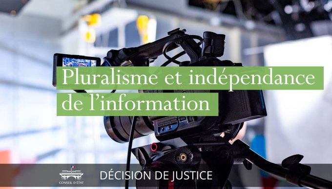 Photographie d'une caméra d'un plateau télévision. Logo du Conseil d'État. Textes : Pluralisme et indépendance de l’information / Décision de justice.