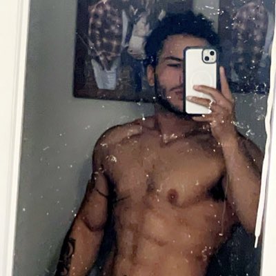 Treymarkell's tweet photo. Why the best pictures always in a dirty mirror #NewProfilePic https://t.co/aPHtnyQ7nx