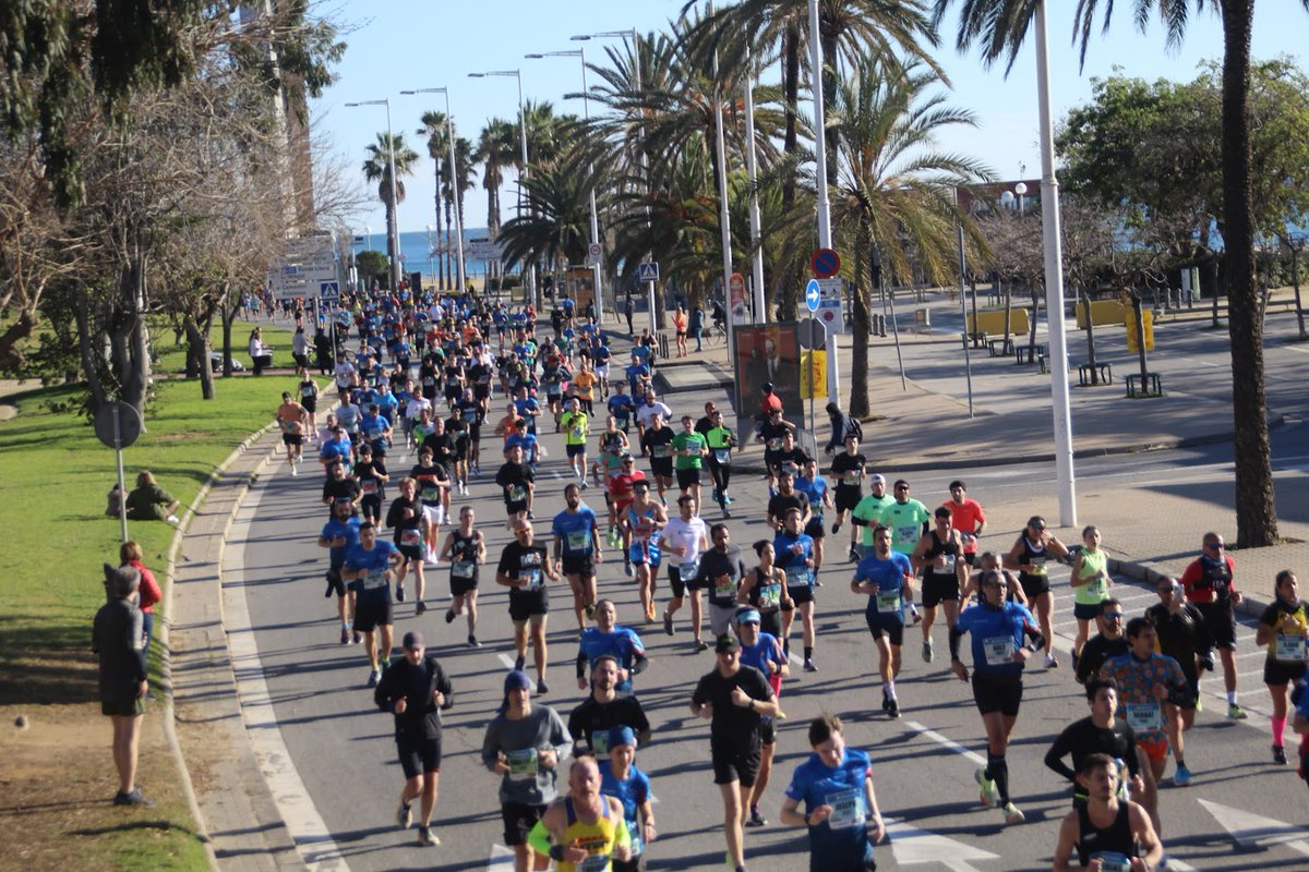 El problema de asumir de golpe tanta gente: o te mentalizas que te obliga a redimensionar totalmente tu evento o el peligro de morir de éxito. 

De los inputs que me llegan de la Mitja Barcelona y de muchos comentarios que veo en redes, por si sirve para mejorar en el futuro 🧵