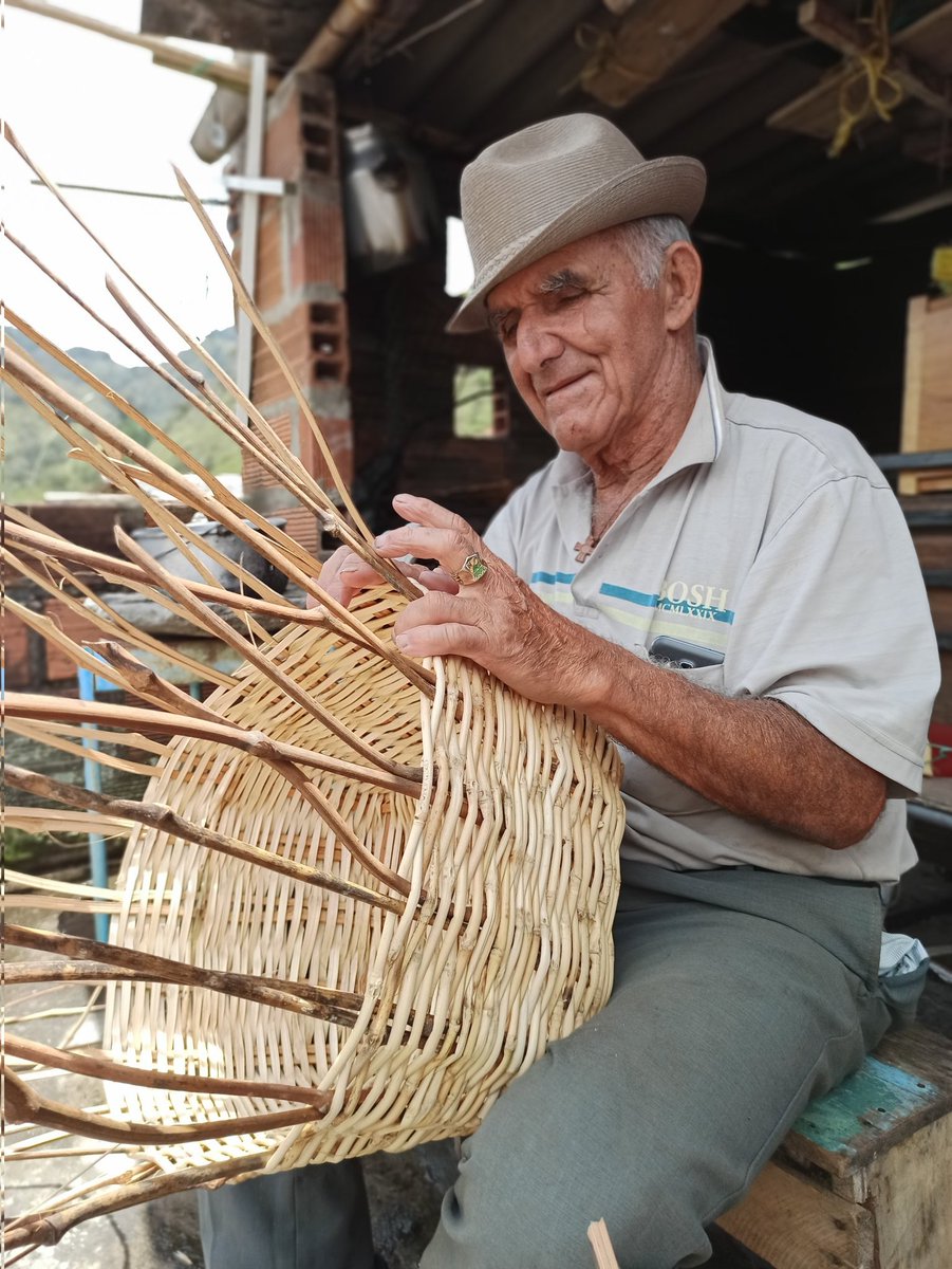 Pacho_Carlos's tweet photo. Hoy esta cumpliendo 79 años, uno de los artesanos de la vieja guardia del Oriente Antioqueño. Pascual Ramón Giraldo. https://t.co/qLoUBo5qd1