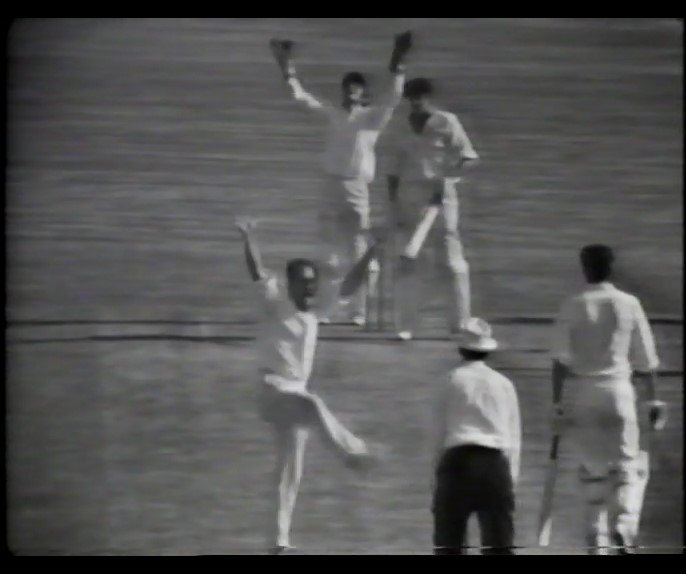 DarrenMordecai's tweet image. #February13
AUSTRALIA v ENGLAND 
7th TEST MATCH
DAY 2 
SYDNEY 
FEBRUARY 13 1971 
Australia resumed on day 2 at 13-2 in their first innings, 171 behind. 
Here are Alan Knott's dismissals of Doug Walters and
@kokeeffe49 .
youtu.be/hzKFApj4wQI?si… via @YouTube