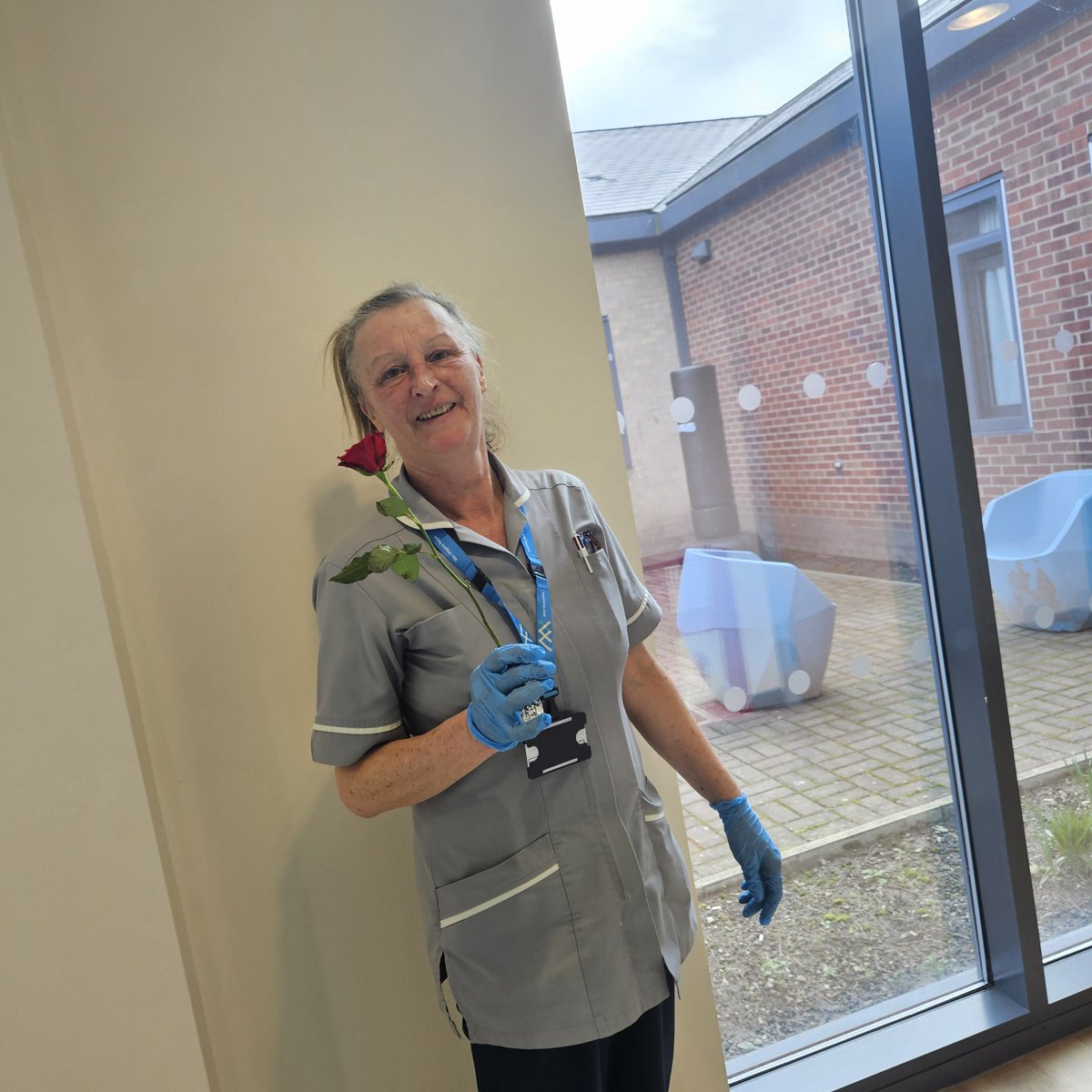 Claire78028760's tweet photo. Cheering up some of the female staff on #teamprospect with roses for #GalentinesDay ❤️🌹 you all deserve it keep working hard 💪 @AtherleighP @GMMH_NHS @NicolaR95452877 @chloe_croston https://t.co/q8U33navvo