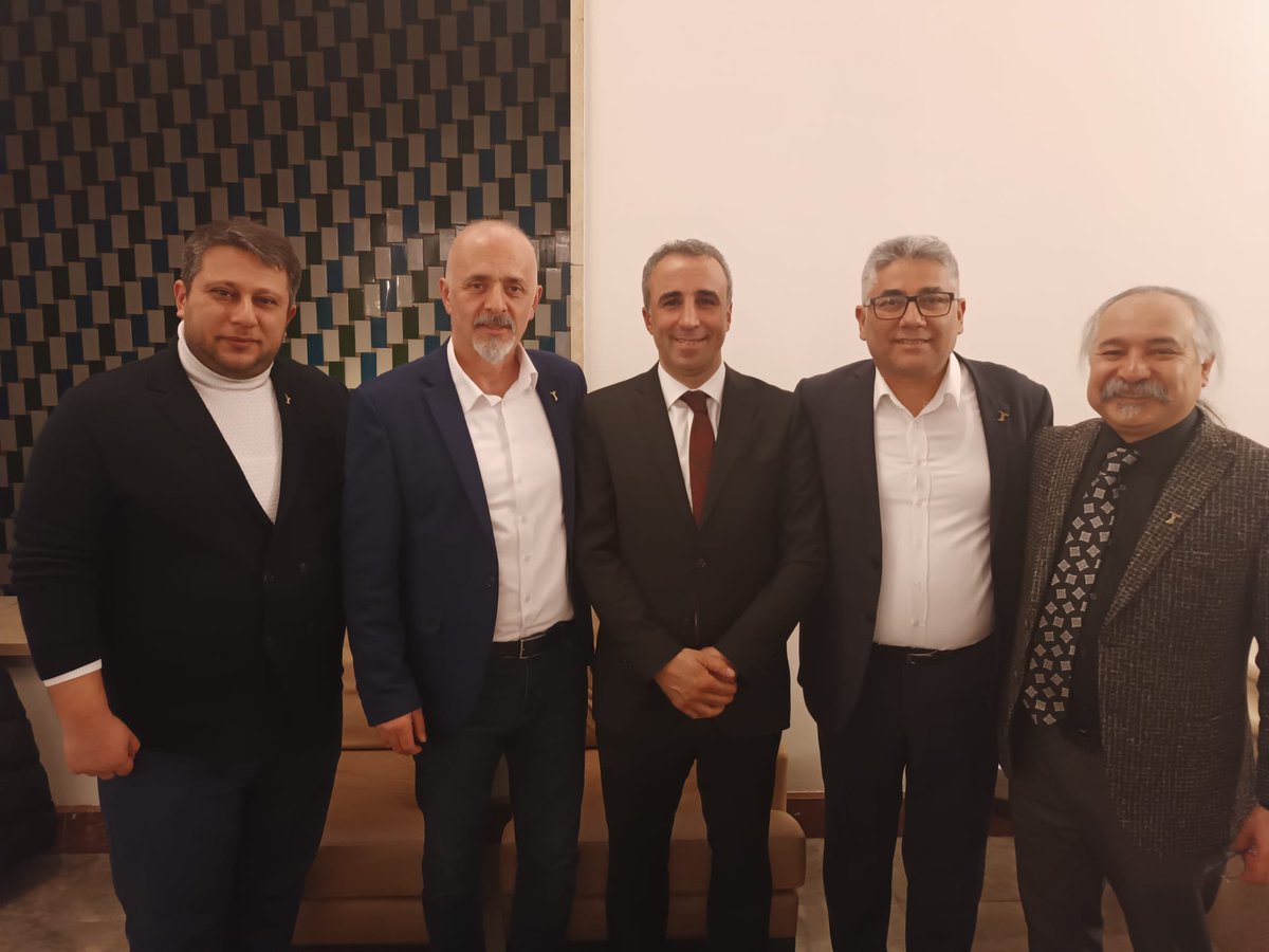 Bugün mecliste bizi ziyaret eden, Pir Sultan Abdal Kültür Derneği Genel Başkanı sevgili Cuma Erçe, Alevi Bektaşi Federasyonu Genel Sekreteri sevgili Özgür Kaplan, Psakd Genel Sekreteri sevgili İsmail Ateş ve
Psakd Kültür Sanat Sekreteri sevgili Önder Günaltay’a nazik