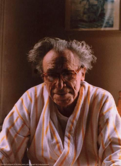 “Vamos a morir todos, todos, ¡qué circo! Eso por sí solo debería hacer que nos amemos, pero no es así. Estamos aterrorizados y aplastados por las trivialidades, nos devora la nada”.  
—Charles Bukowski   📷Linda Bukowski.

Vía Literland