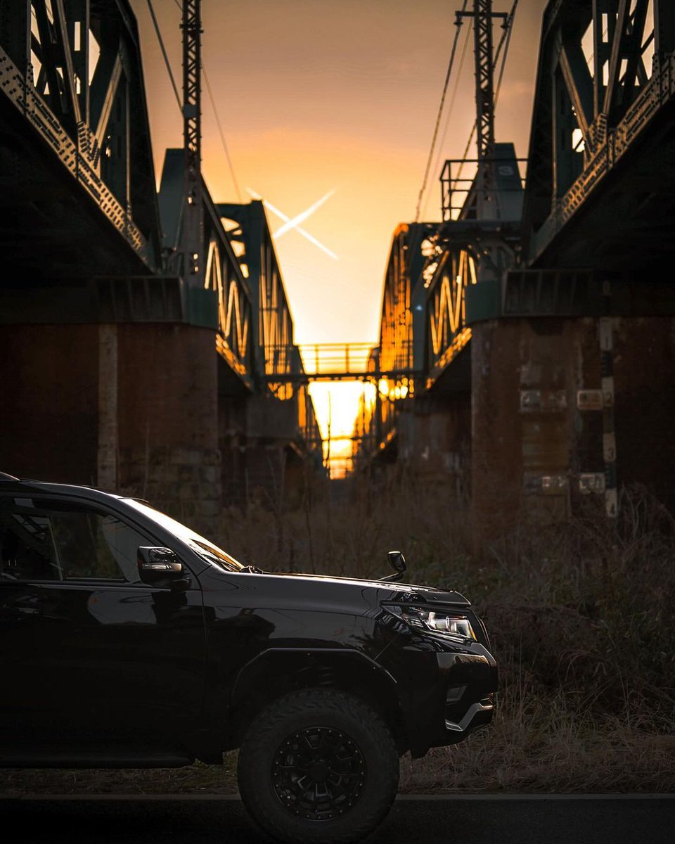 鉄橋と夕暮れ🌆
飛行機雲がクロスしていていい感じ✈️✖︎✈️

#プラド #プラド150 #プラドのある生活 #車好きな人と繋がりたい #プラド150後期