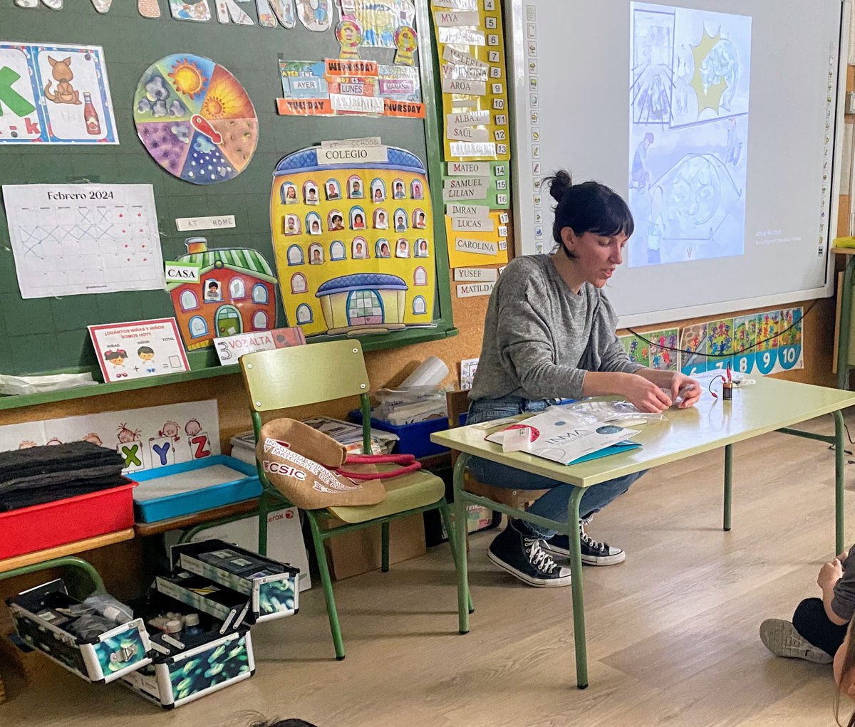 INMAdivulga's tweet photo. Esta semana se ha realizado la actividad @11defebreroES  de lectura del cuento "Di-nano-saurios"  combinada con experimentos del nanomaletín  del INMA con alumnos de 3º de Infantil del #CEIPCesáreoAlierta.👩‍🔬 investigadora Sara Lafuerza ha participado en esta actividad https://t.co/4Mz0uE5TGQ