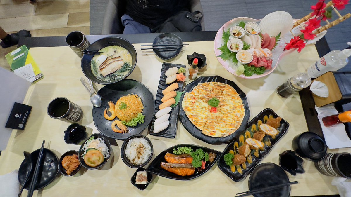 purikku22's tweet photo. Treat ourselves with sumptuous dinner 😋
#warakuya #japanesefood #malaysia https://t.co/JIIpK24mnC