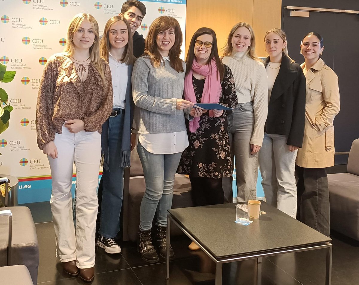 prensaUCHCEU's tweet image. ¿Podemos reducir el riesgo de enfermedades relacionadas con la edad a través de la nutrición? 🍏La investigadora @uchceu Lucía Gimeno se lo explica a los estudiantes de Medicina y Enfermería en ExpoScience Salud 2024🔬#DiaMujerYNiñaEnCiencia #smalltalks medios.uchceu.es/actualidad-ceu…