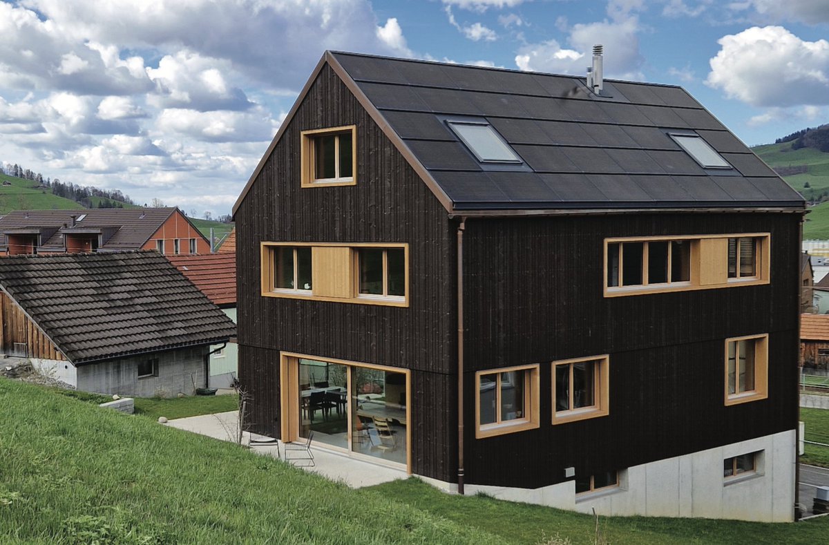 SolarAgenturCH's tweet photo. Ein grosser Applaus für die Gewinner des PlusEnergieBau-Solarpreises: Das 142% MFH in Münsingen, die 373% Cottage in Courgevaux &amp; das 147% EFH Gantenbein im Appenzell. Eure Beiträge zur #Nachhaltigkeit und #Solarenergie setzen neue Massstäbe! #solarpreis #prixsolaire https://t.co/DRrtfBeWBg