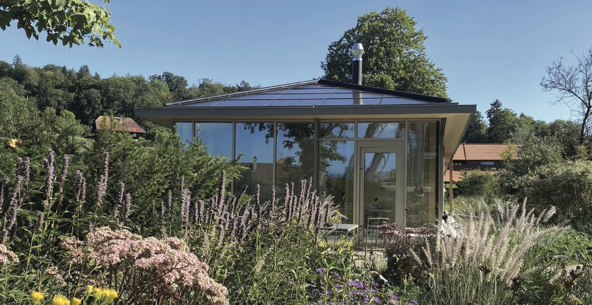 SolarAgenturCH's tweet photo. Ein grosser Applaus für die Gewinner des PlusEnergieBau-Solarpreises: Das 142% MFH in Münsingen, die 373% Cottage in Courgevaux &amp; das 147% EFH Gantenbein im Appenzell. Eure Beiträge zur #Nachhaltigkeit und #Solarenergie setzen neue Massstäbe! #solarpreis #prixsolaire https://t.co/DRrtfBeWBg