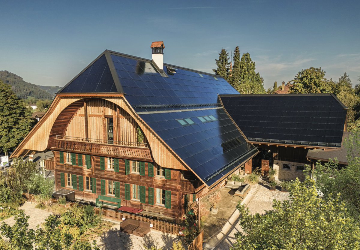 SolarAgenturCH's tweet photo. Ein grosser Applaus für die Gewinner des PlusEnergieBau-Solarpreises: Das 142% MFH in Münsingen, die 373% Cottage in Courgevaux &amp; das 147% EFH Gantenbein im Appenzell. Eure Beiträge zur #Nachhaltigkeit und #Solarenergie setzen neue Massstäbe! #solarpreis #prixsolaire https://t.co/DRrtfBeWBg