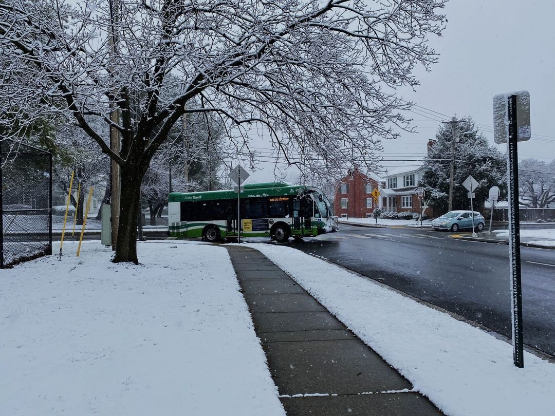 Beep, beep! Who's that rounding the corner? It's our 𝐡𝐞𝐫𝐨𝐢𝐜 𝐛𝐮𝐬𝐞𝐬 and 𝐝𝐫𝐢𝐯𝐞𝐫𝐬 getting you where you need to go. We haven't quite turned the corner on this frosty weather, but Transit is 𝗼𝗽𝗲𝗿𝗮𝘁𝗶𝗻𝗴 𝗼𝗻 𝗮 𝗻𝗼𝗿𝗺𝗮𝗹 𝘀𝗰𝗵𝗲𝗱𝘂𝗹𝗲!