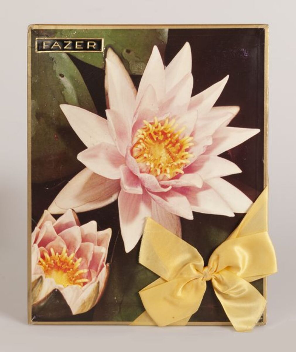 Finnafi's tweet photo. Herkullista ystävänpäivää! 🫶🍫 Ystävänpäivää eli Valentinen päivää on Suomessa vietetty 1980-luvun lopulta alkaen. Valentinen päivänä lahjoina rakkaille ja ystäville ojennetaan perinteisesti suklaaherkkuja. Ihaile kauniiita konvehtirasioita #Finnafi 👉 https://t.co/MybKGbOqGL https://t.co/EcDkKNLpTK