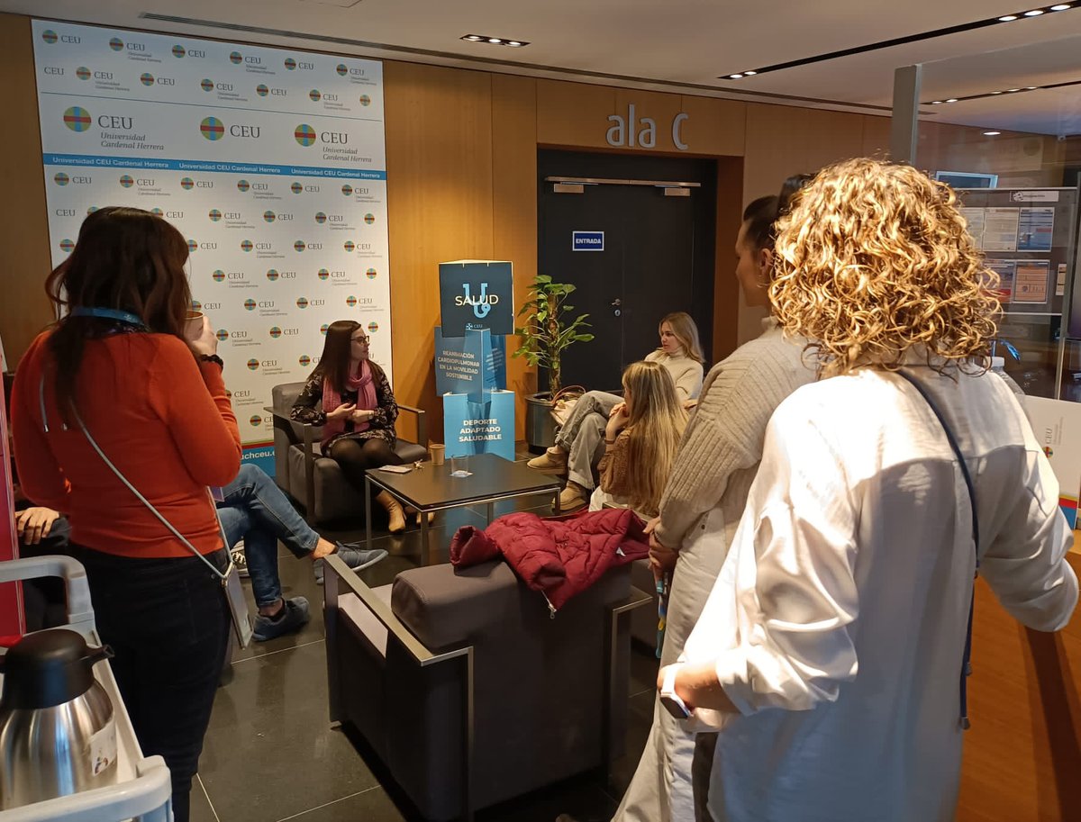 prensaUCHCEU's tweet image. ¿Podemos reducir el riesgo de enfermedades relacionadas con la edad a través de la nutrición? 🍏La investigadora @uchceu Lucía Gimeno se lo explica a los estudiantes de Medicina y Enfermería en ExpoScience Salud 2024🔬#DiaMujerYNiñaEnCiencia #smalltalks medios.uchceu.es/actualidad-ceu…