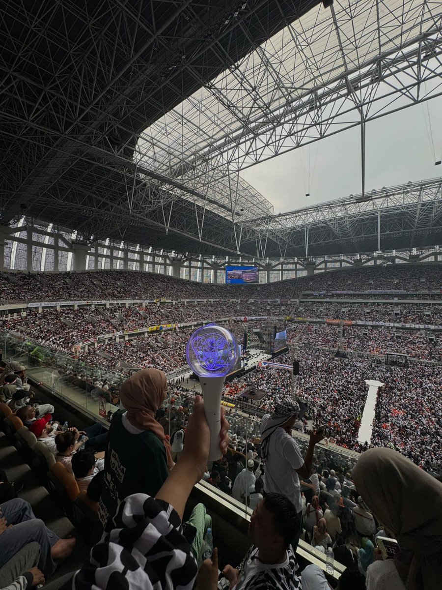 BALAS_BUDI's tweet photo. Saya yakin orang2 yg hadir di JIS ini dan orang1 yg bahagia melihat kebersamaan ini, semuanya bangga dengan sikapnya berjuang bersama Semangat Perubahan.
Kita tuntaskan besok untuk AMIN
#01AMINwinElection 
@DPP_PKB @aniesbaswedan @cakimiNOW https://t.co/hNxbH2s5jK