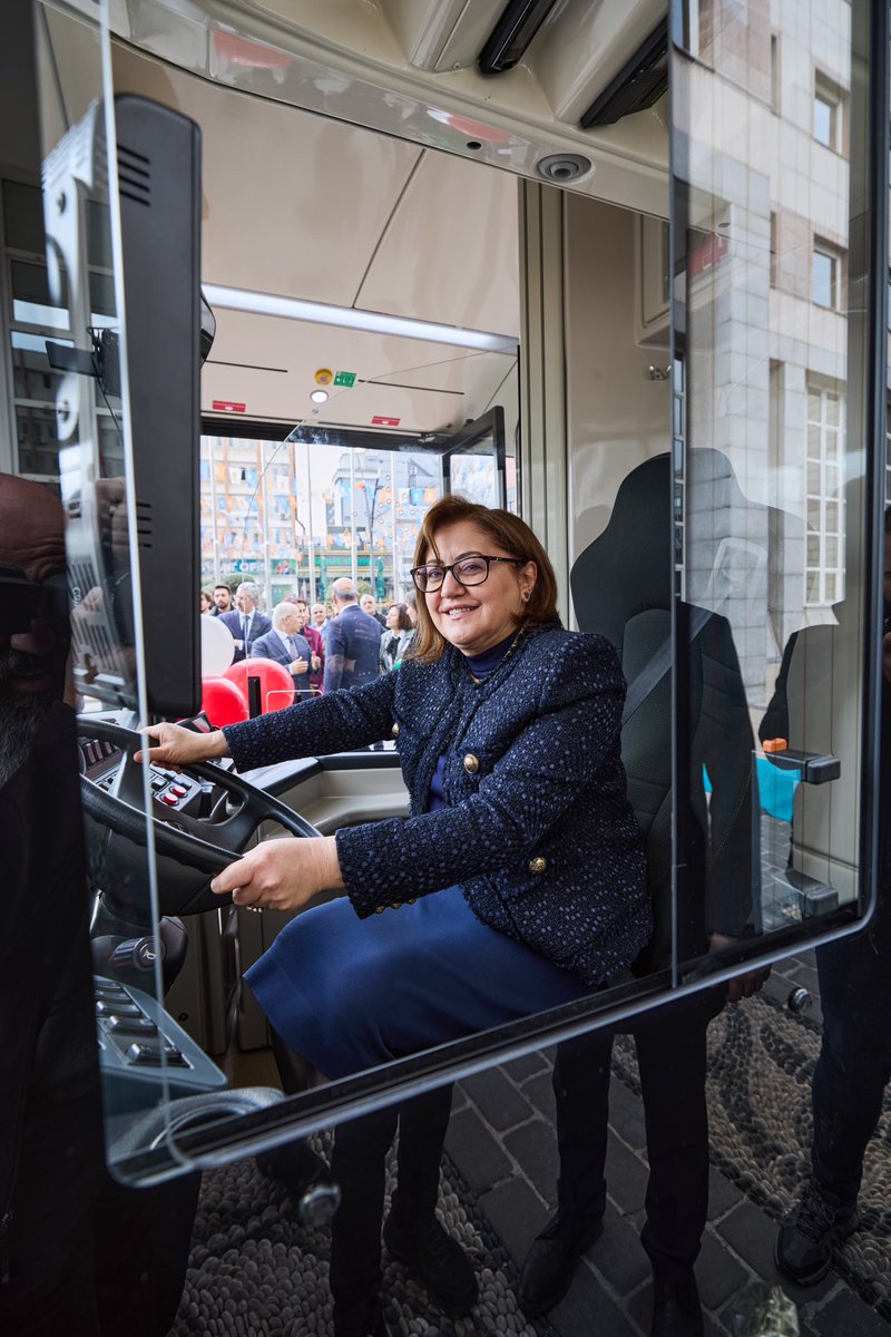 FatmaSahin's tweet photo. #GaziantepBüyükşehir olarak 👇

🚌 #AkıllıUlaşım
🚎 #YeşilUlaşım
🌱#YeşilGaziantep
♻️#YeşilEkonomi

kavramlarını önemsiyoruz. Bu düşünceyle Türkiye'de ilk hidrojenli otobüs yakında #Gaziantep yollarında olacak. 🚍 

Hidrojenli otobüsün önemi çok büyük. Şehrimize, Gazianteplilere hayırlı olsun. 👏