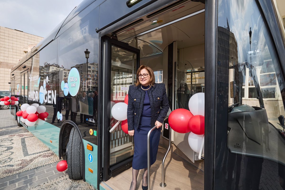 FatmaSahin's tweet photo. #GaziantepBüyükşehir olarak 👇

🚌 #AkıllıUlaşım
🚎 #YeşilUlaşım
🌱#YeşilGaziantep
♻️#YeşilEkonomi

kavramlarını önemsiyoruz. Bu düşünceyle Türkiye'de ilk hidrojenli otobüs yakında #Gaziantep yollarında olacak. 🚍 

Hidrojenli otobüsün önemi çok büyük. Şehrimize, Gazianteplilere hayırlı olsun. 👏