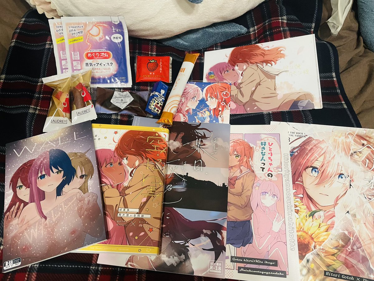 結束ロックの戦利品!と頂いたお土産(写ってない分は空腹のあまり胃の中に収まってしまった)!
最近忙殺されてて今回はただの売り子だったけどお話して下さった方も個人で初参加した時からずっと来て下さってる方もいらっしゃって楽しいを充填出来た1日でした、ありがとうございました!