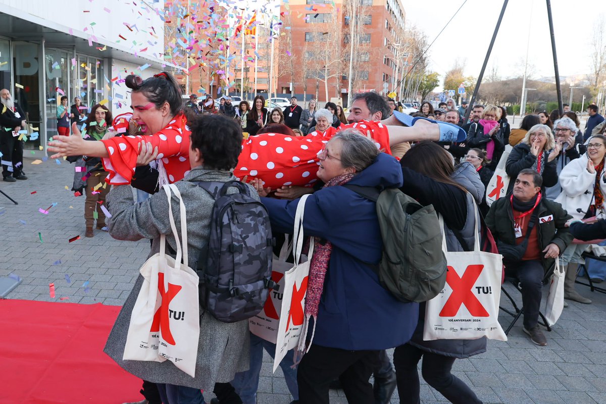 Avui hem celebrat amb <a href="/espaidecarrer/">Espai de Carrer</a> el seu 10è aniversari 🎂🥳

Gràcies per fomentar l'art de carrer 🎭 i la seva contractació 🫂.

Si vols saber com ha anat la jornada, fes clic a l'enllaç 👉 viladecans.cat/ca/espaidecarr…