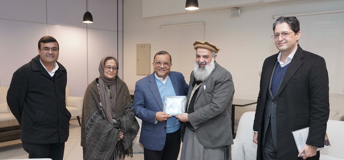 LifeAtLUMS's tweet image. Dr. @Hasnainwalji, Executive Director of United Global Initiative visited LUMS to explore the University’s initiatives in areas of women empowerment, technology, and fostering a diverse and inclusive culture.

Read: bit.ly/3Uxrdx0 

#LearningWithoutBorders