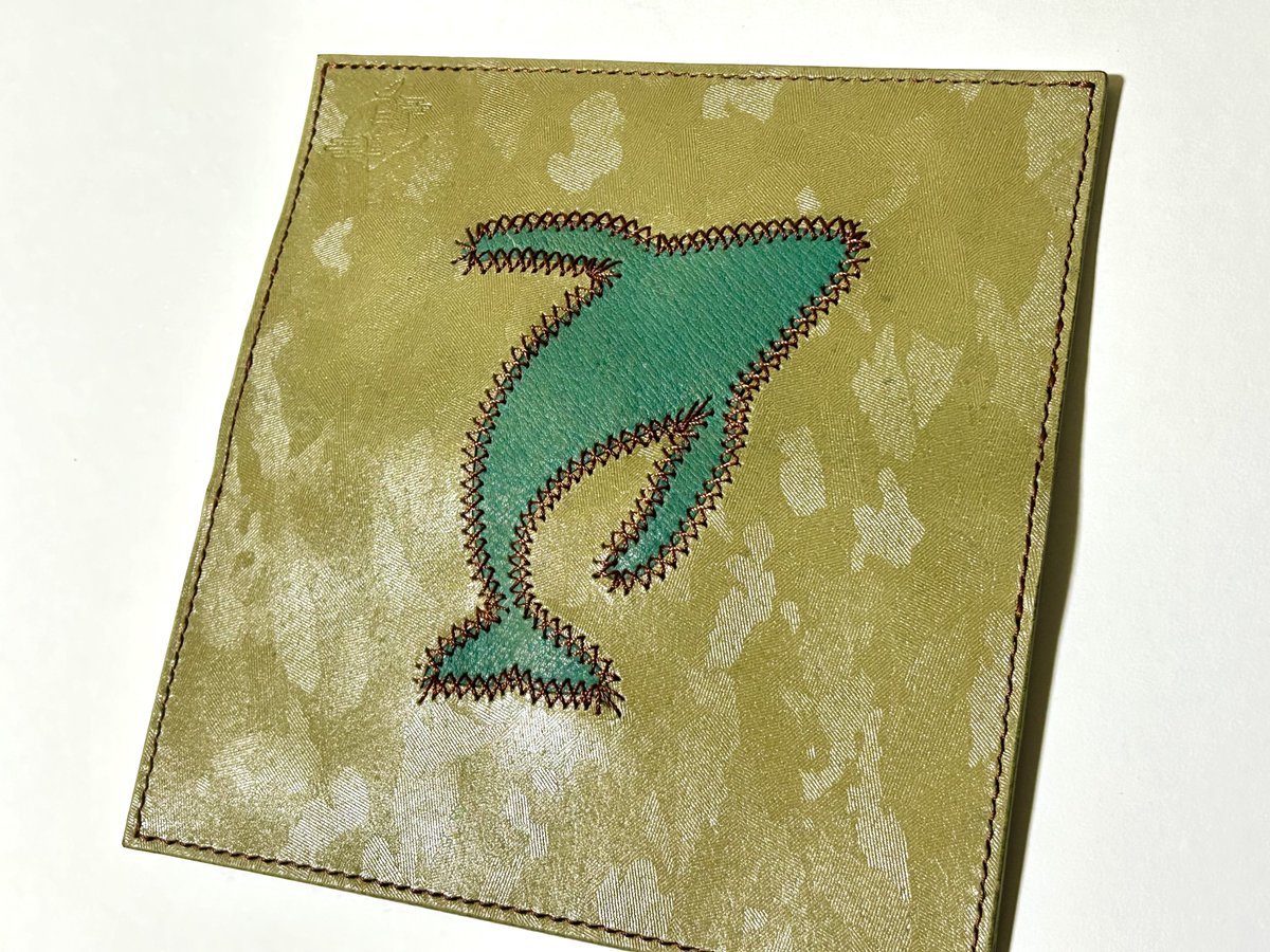 fugetu080's tweet photo. 改めましてレザークラフト作家の風月です🐋

僕の作品は主にジビエレザーを使用し「日常にちょっとしたオシャレと彩りを‼️」をテーマに制作しております。
気になる作品がございましたら是非こちらまで↓
https://t.co/ReeEjeOEj5
オーダーなど受け付けておりますのでDMなどでお気軽にお声掛け下さい♪ https://t.co/Roa6oVcpSs