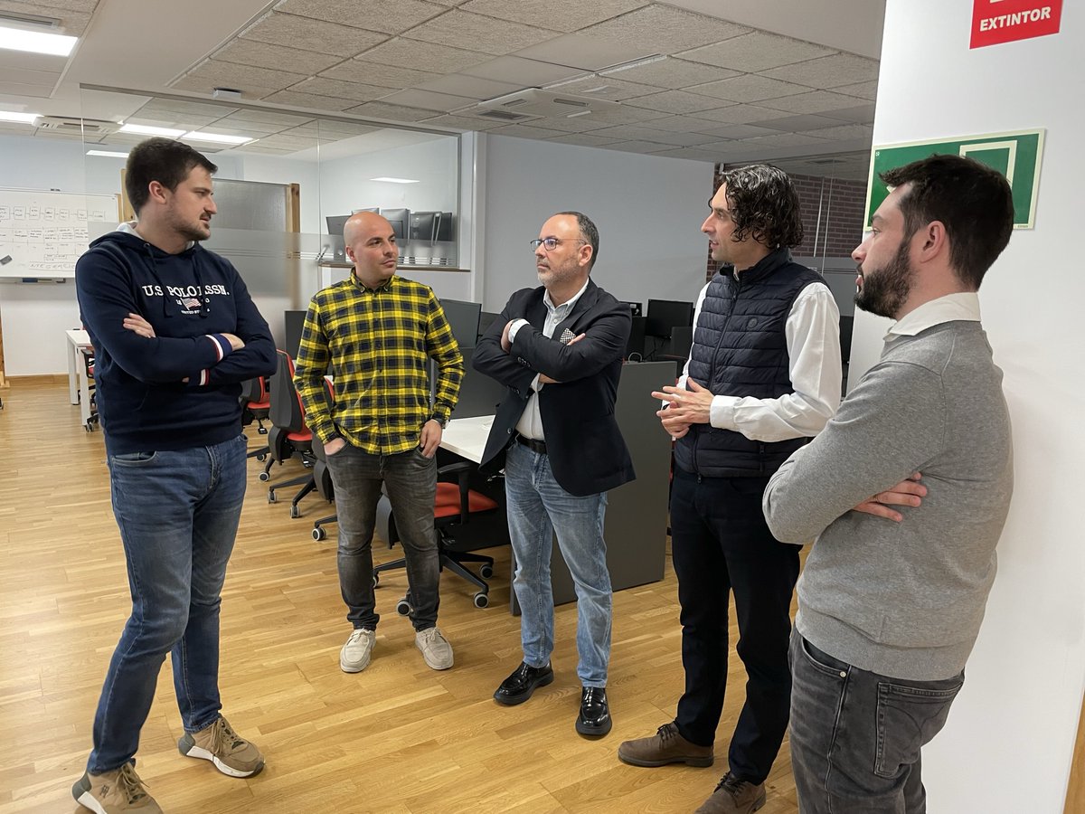 Astillero_Ayto's tweet photo. 🫱🏻‍🫲🏽 Soberón visita Netboss Comunicaciones.

🗣️ Acompañado por el concejal de Actividad Empresarial, @Alexpolo84, y el concejal de Desarrollo Tecnológico, @Alejandro_Hoz, han mantenido un encuentro con la empresa de tecnología y servicios.

ℹ️ https://t.co/FB2c5loXbB https://t.co/6l6sCPBIQw