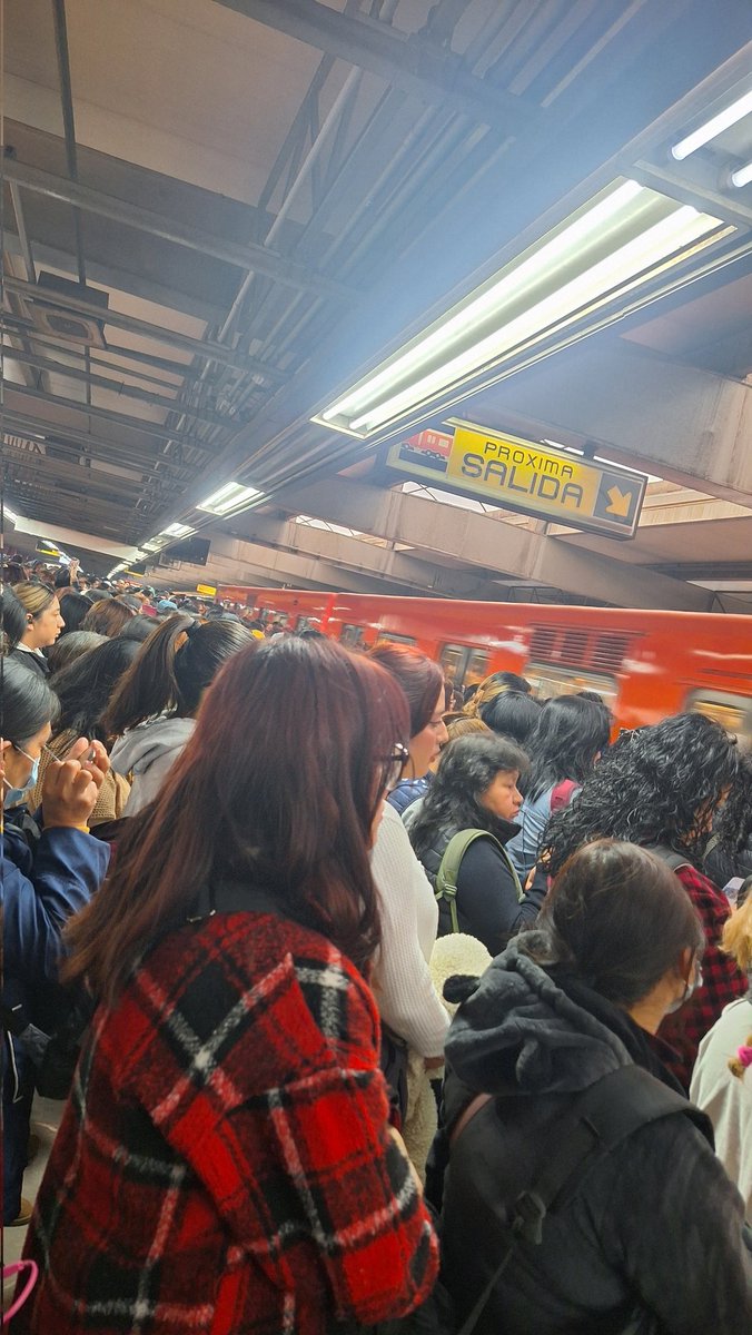 AbiliniaP's tweet photo. @MetroCDMX Línea 5 asi se encuentra en estos momentos es un caos https://t.co/upaml8ZssK