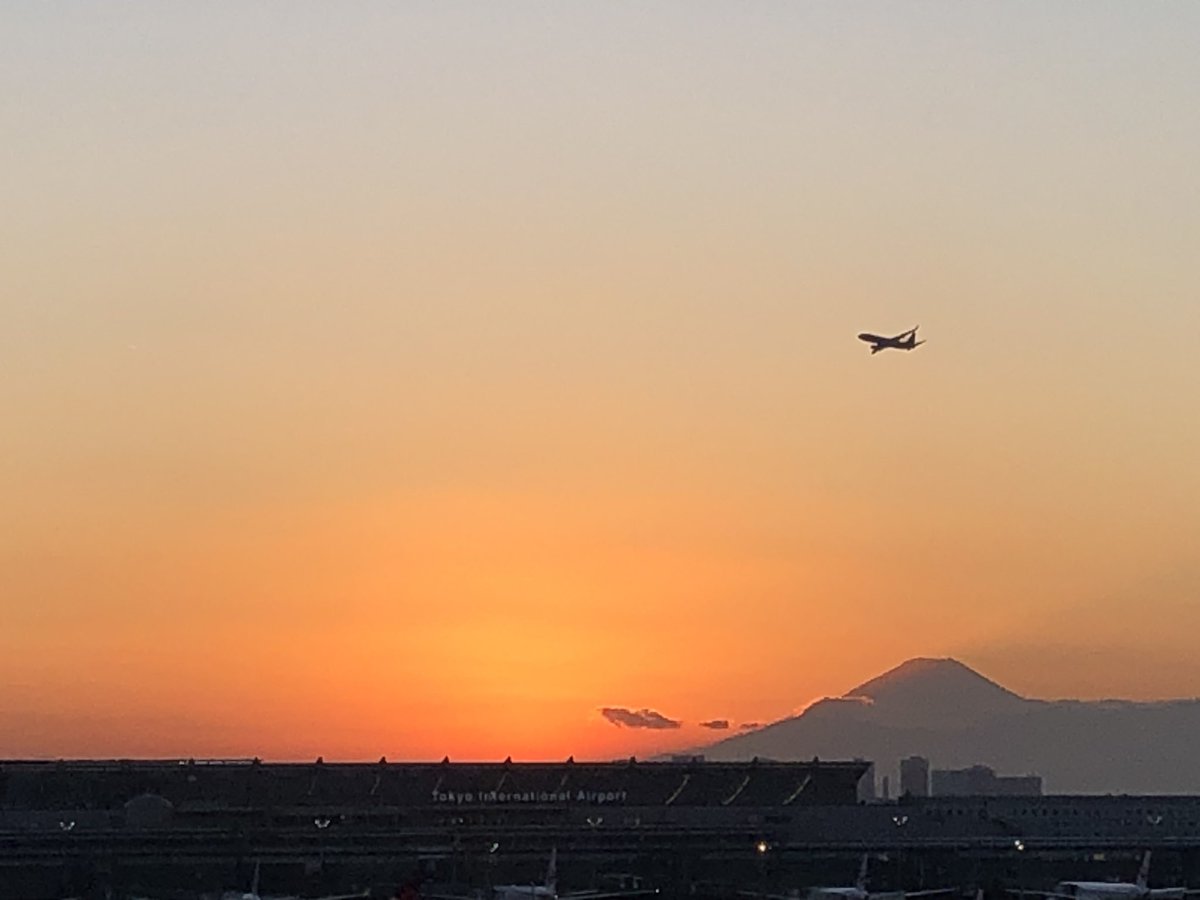 tfkd3's tweet photo. 出張してきた
色々勉強になった
世界は
世間は
動いている 進んでいるんだと
実感した
オレもまだまだだと
痛感した
夕方の富士山は
美しかった
風が強い1日だった
春一番だった…のか?
#ANA
#FuturePromise
#FlightInitiative
#HND
#TOKYO
#Japan https://t.co/EoKrFRWxg6