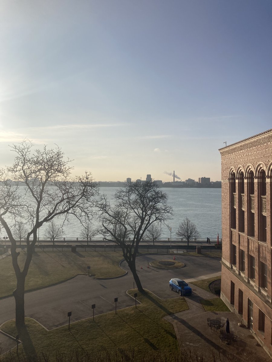 ALF6306's tweet photo. A clear sky and bright rising sun tease us with the potential it brings as the cold embrace of winter continues to hug. #detroit morning https://t.co/dzOgpQAQvv