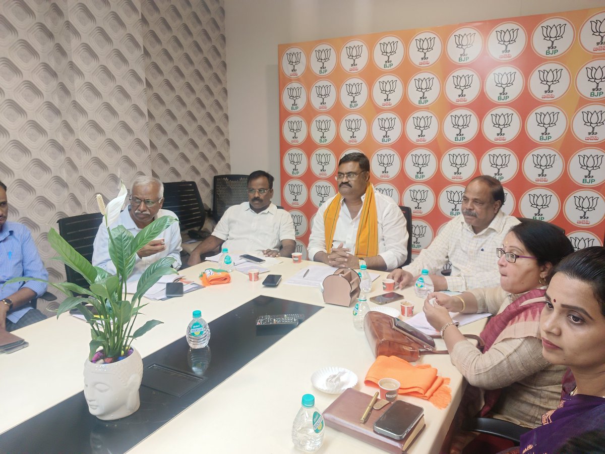 DugyalaPradeep's tweet photo. ఈరోజు బిజెపి రాష్ట్ర కార్యాలయంలో ఈ నెల 20వ తేదీన ప్రారంభం కానున్న విజయ సంకల్ప యాత్ర రాష్ట్ర కమిటీతో సమావేశంలో పాల్గొని పలు అంశాలపై చర్చించం జరిగింది..

#BJP4Telangana https://t.co/cnNg6iKpU1