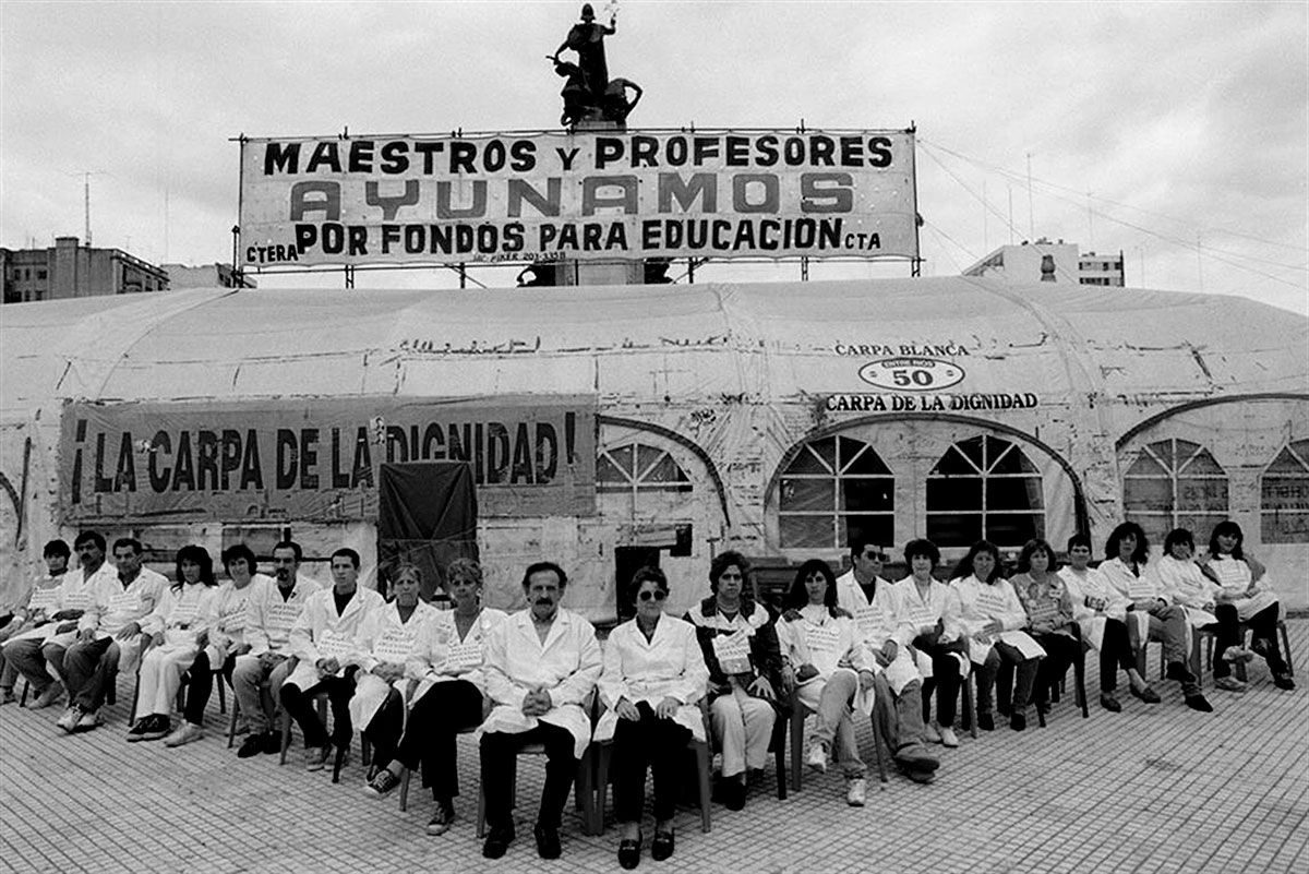davidcorreatv's tweet photo. 1- El Fondo Nacional de Incentivo Docente (FONID) y el Fondo Compensador que la Nación dejó de enviar a las provincias se crearon a fines de los 90, tras 1003 días de permanencia de la Carpa Blanca, esa gran clase pública docente que denunció el desfinanciamiento de la educación. https://t.co/ByBKyVPClw