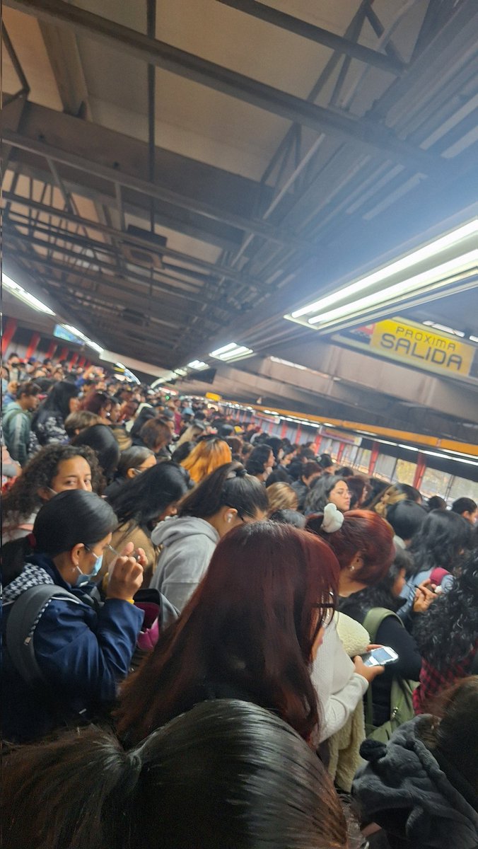 AbiliniaP's tweet photo. @MetroCDMX Línea 5 asi se encuentra en estos momentos es un caos https://t.co/upaml8ZssK