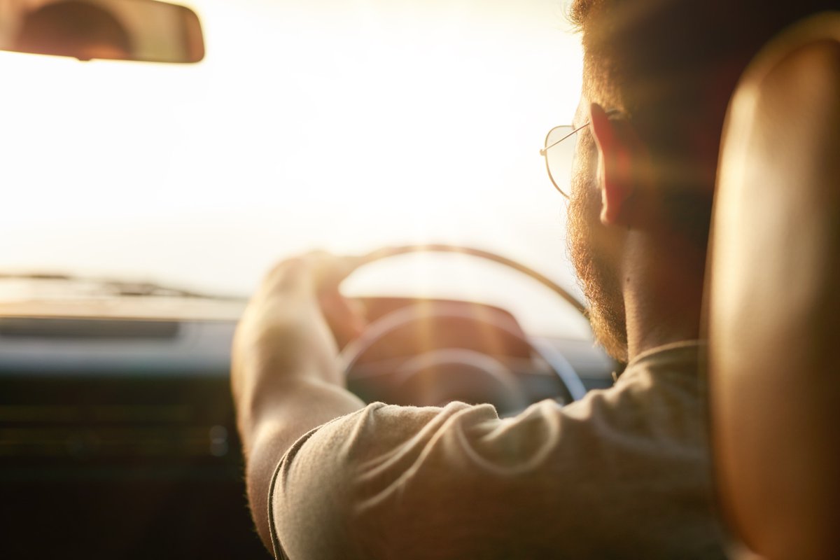 AstronEnergy_EC's tweet photo. As the sun starts to set, it can create glare on your windshield. 🚘 Keep a pair of sunglasses handy to reduce glare and improve visibility. 😎 #DriveSafe https://t.co/d6P0AsKzBk