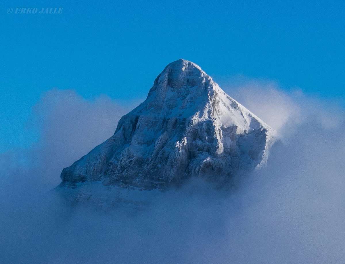 Navarrameteo's tweet photo. La paciencia es una gran virtud y es aplicable a todo en la vida

Media hora de diferencia lo cambia todo en alta montaña ⛏️🗻🌫⛅️☀️

Niebla, viento, frío, luces y sombras. #Anie #Auñamendi (2504m) 11 Feb https://t.co/rYQfctRNv8