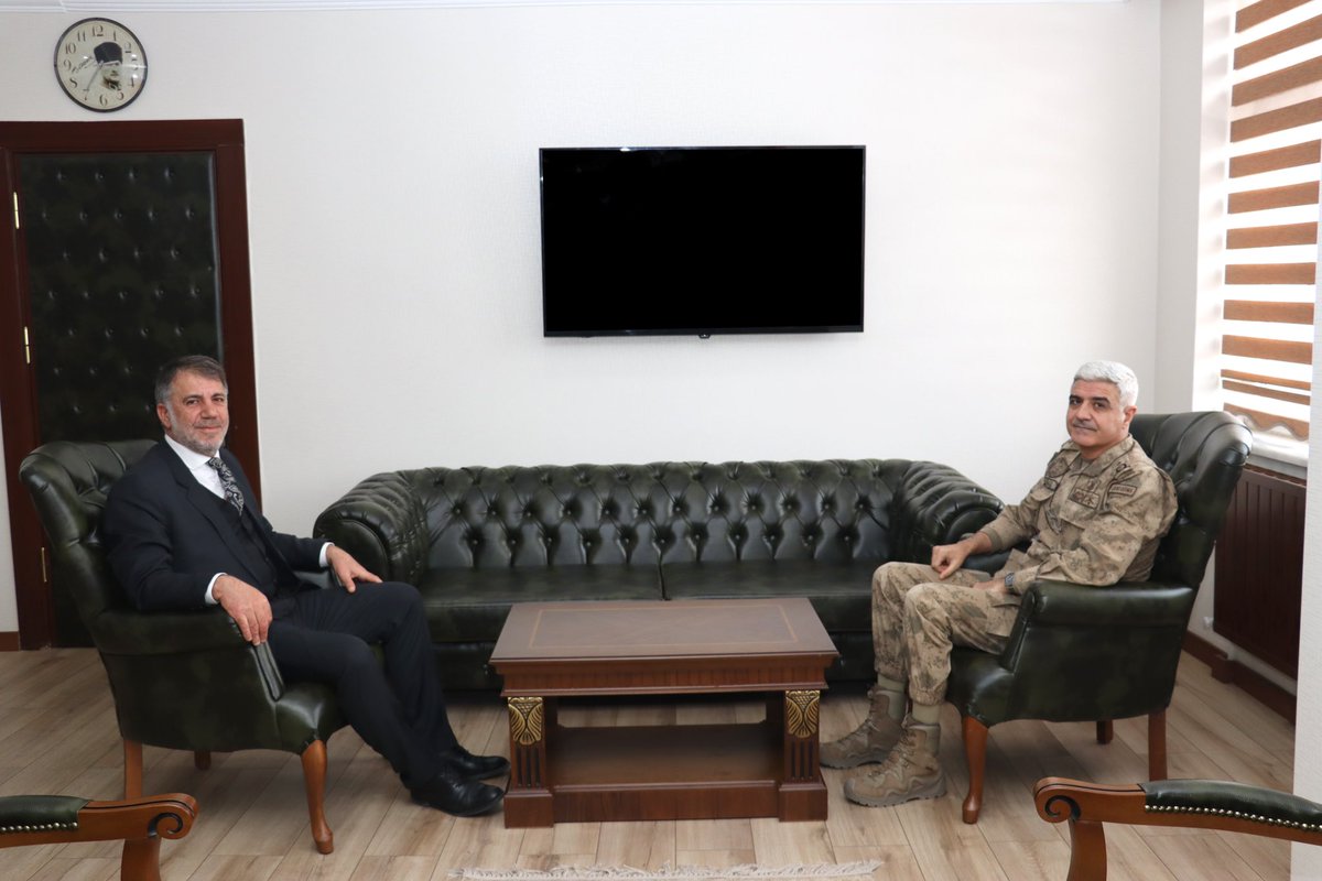 📍AĞRI
İl Jandarma  komutanımız sayın Hüsamettin Erol’u makamında ziyaret ettik. Yakın ilgi alakalarından dolayı çok teşekkür ediyorum…<a href="/UbeyitBAGLANN/">Übeyit BAĞLAN</a> <a href="/Orhangungor04/">Orhan GÜNGÖR</a> <a href="/Ruken_Kilerci/">Ruken Kilerci</a>